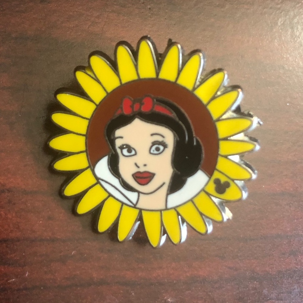 Disney Hidden Mickey Pin - Snow White (2011)